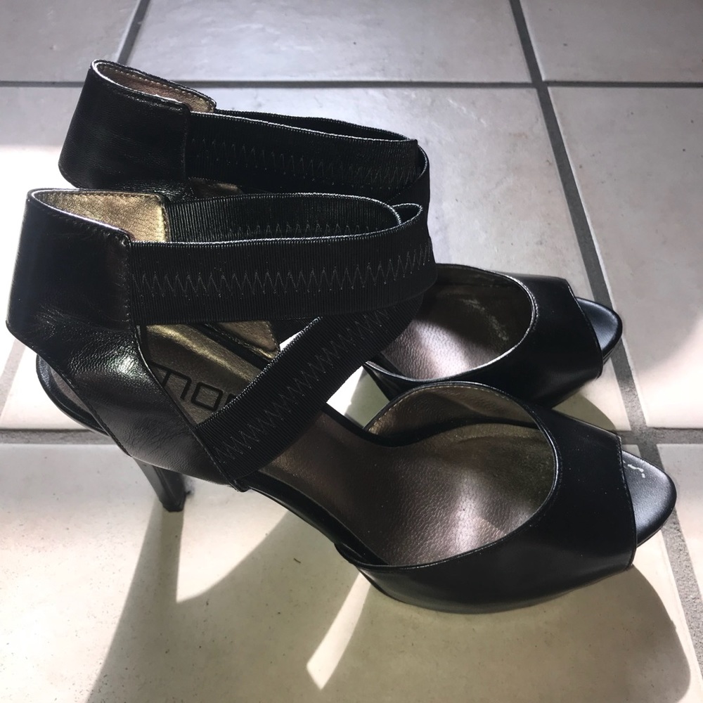 Moda Black Heels - Picture 2 of 5